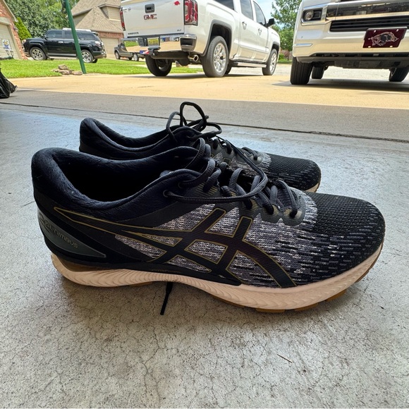 ASICS GEL-NIMBUS 22.